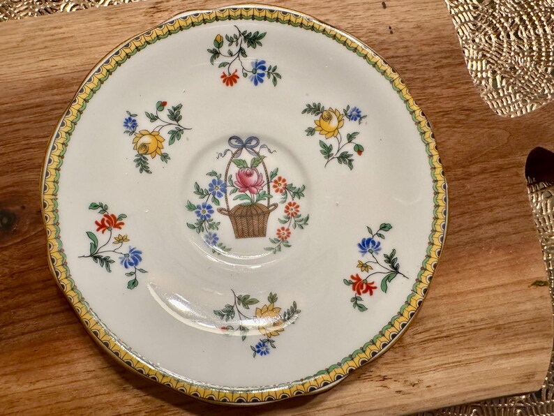 Vintage Aynsley Bone China Cup and Saucer: Basket of Flowers, Made in England (1930s-1940s) immagine 4