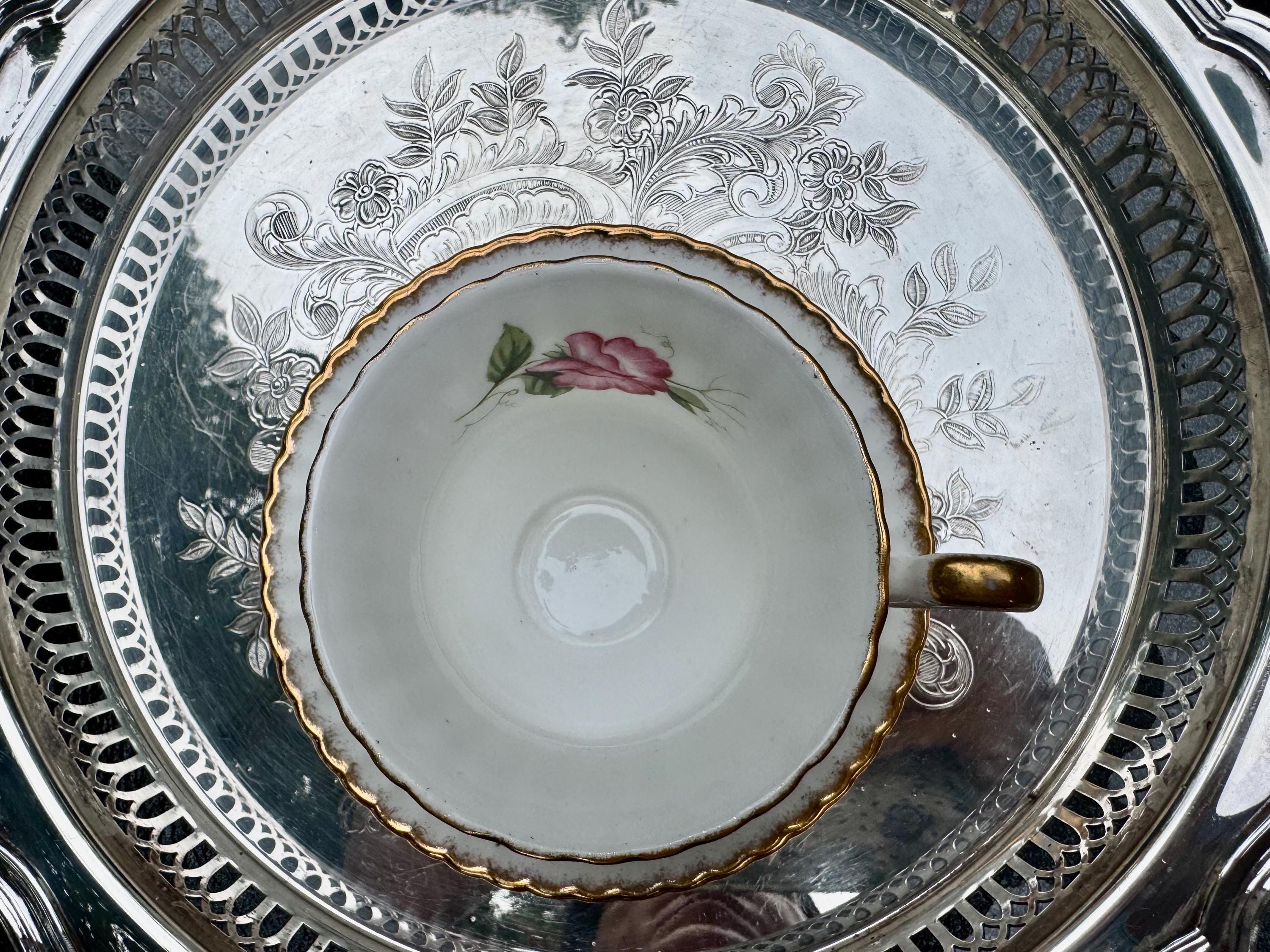 Vintage Paragon Fine Bone China Teacup & Saucer – Sweet Pea Floral – Gold Rim – England (1950-1959)