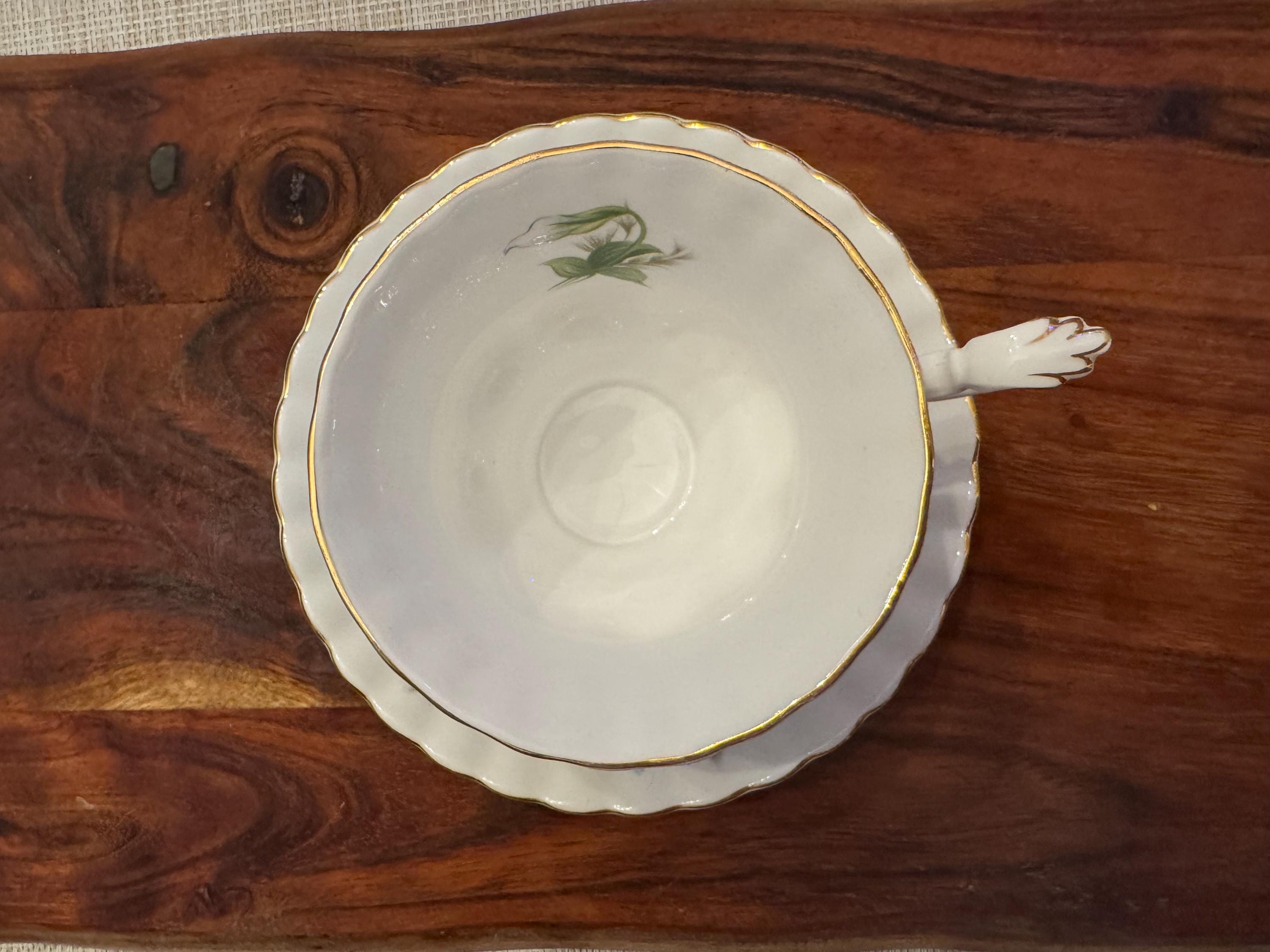 Vintage Royal Albert Trillium Bell-Shaped Tea Cup and Saucer Set - Elegant Fine Bone China