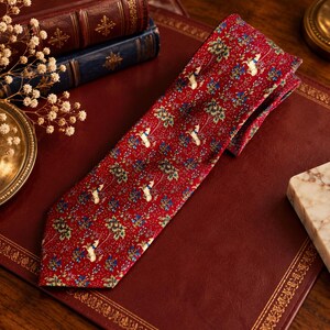 Corbata de seda con diseño de unicornio en un jardín de The Met Store – Corbata de arte del Museo de Tapices Medievales – 100% seda imagen 4