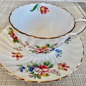 Taza de té y platillo vintage Aynsley – Ramo floral estilo cottage garden – Forma de espiral acanalada – Hecho en Inglaterra imagen 3