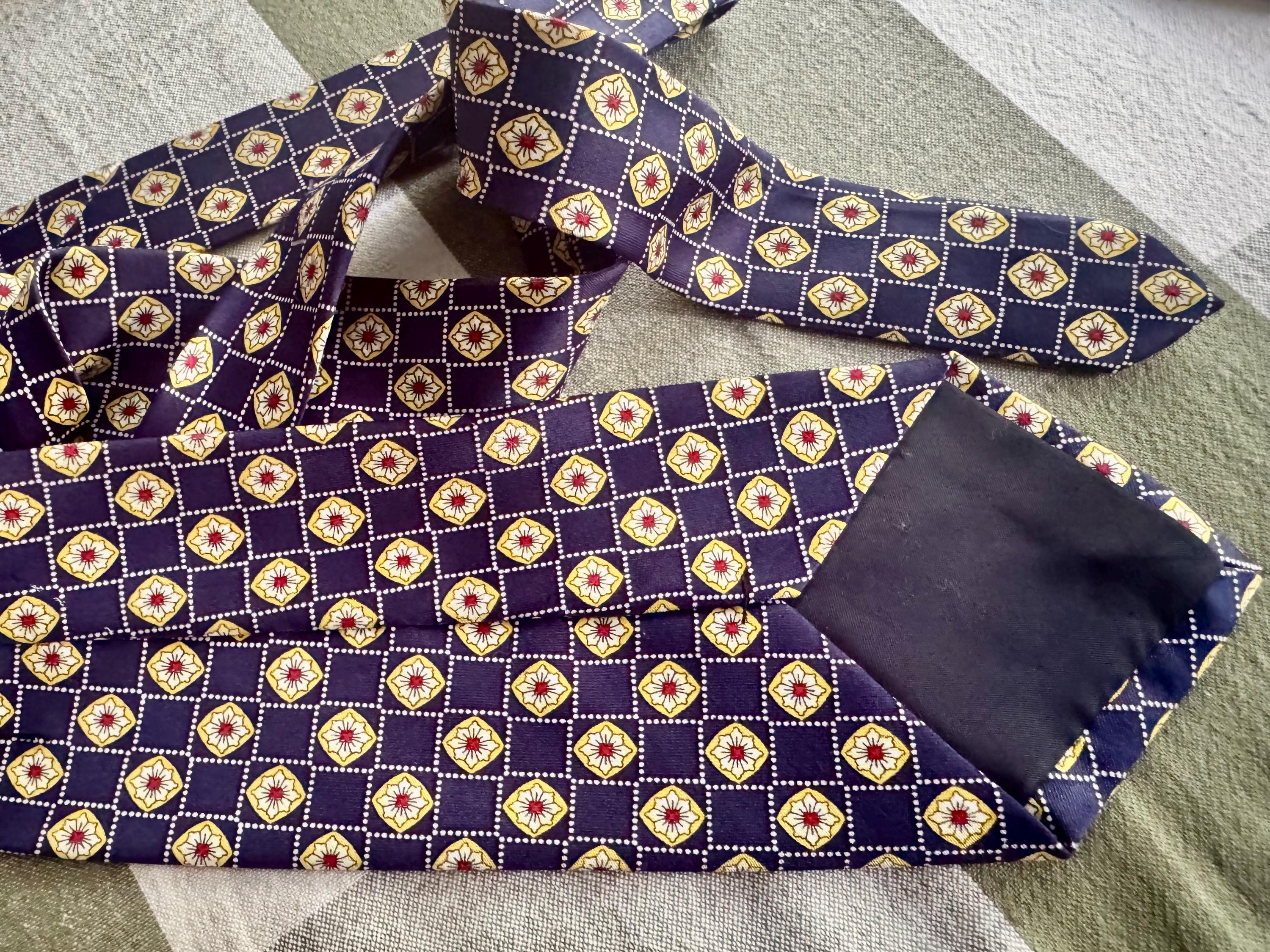 Vintage Unbranded Silk Style Necktie – Navy Geometric Medallion Pattern