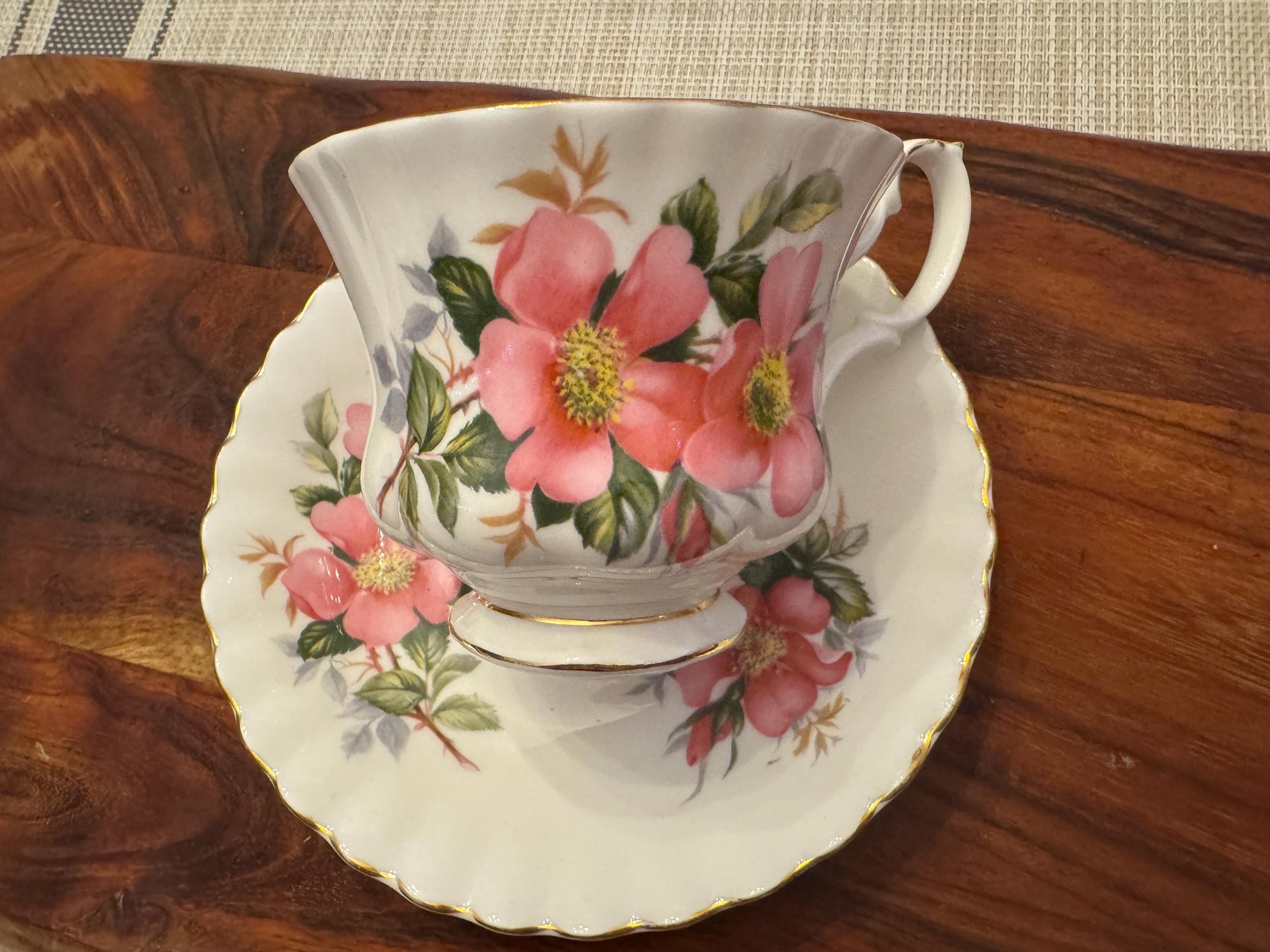 Vintage Royal Albert Prairie Rose Tea Cup and Saucer: Fine Bone China