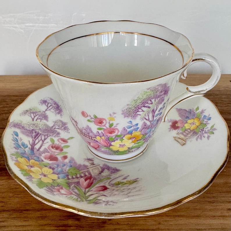 Vintage Colclough Bone China Teacup & Saucer – English Cottage Garden Scene – Made in Longton, England bild 1