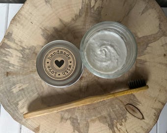 Recette DIY entièrement naturelle de dentifrice moussant reminéralisant (avec imprimables)