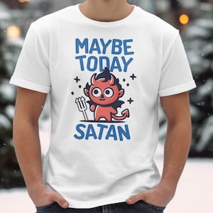 Op de afbeelding: Wit T-shirt met een cartoon duivel die een hooivork vasthoudt en de tekst "Maybe Today Satan".