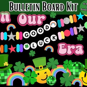 Puede incluir: Un kit de tablero de anuncios para el Día de San Patricio con un tema retro. El kit incluye una variedad de elementos coloridos, incluyendo arcoíris, tréboles, estrellas y letras que deletrean "In Our Good Luck Era".
