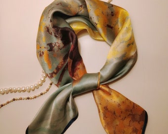 Foulard en soie, Foulard en soie, Foulard en soie élégant, Accessoire de luxe, Accessoire de mode, Mode en soie, Vieil argent, Foulard tendance, Essentiel de mode