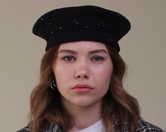 黒のゴシックスタイルのベレー帽、ビンテージスタイルの帽子、彼女へのカスタム記念日ギフト、上品なかぎ針編みのベレー帽、母の日ギフト、ミニマリストベレー帽