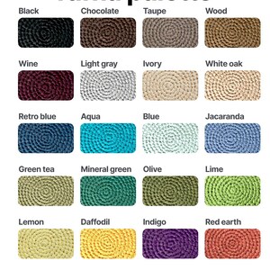 Peut inclure: Une palette de couleurs de raphia dans diverses teintes, dont le noir, le chocolat et le taupe. D'autres couleurs incluent le vin, le gris clair et l'ivoire. L'image pr&eacute;sente &eacute;galement du bleu r&eacute;tro, de l'aqua, du bleu, du th&eacute; vert, du vert min&eacute;ral, de l'olive, du citron, du jonquille, de l'indigo et de la terre rouge.