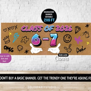 Op de afbeelding: Een afstudeerbanner met een bruine achtergrond, met de tekst "CLASS OF 2026" in roze en blauw, en "6-7" in roze en blauw. De banner bevat diverse graffiti-achtige graphics en de tekst "2x6 FT", wat ongeveer 61 x 183 cm is.