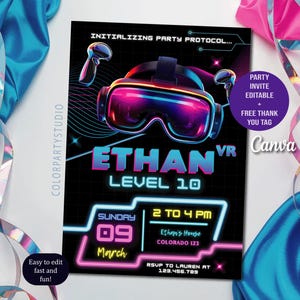Può includere: Un invito nero con grafica neon blu e rosa per una festa a tema VR. L'invito include il testo "Ethan VR Level 10" e i dettagli della festa. È incluso anche il testo "Facile da modificare, veloce e divertente!"