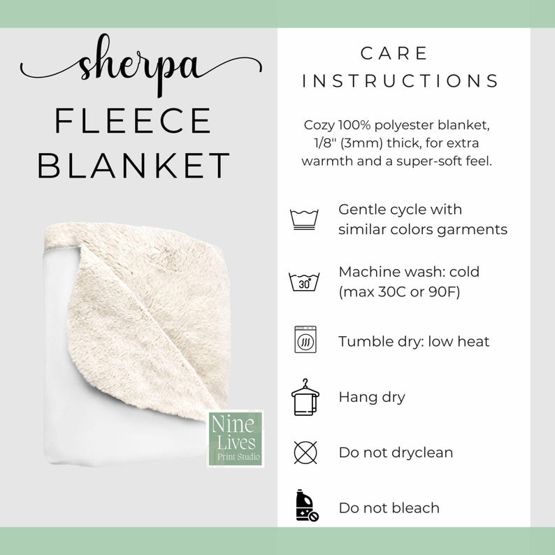 K&ouml;nnte beinhalten: Eine wei&szlig;e Sherpa-Fleece-Decke mit einem cremefarbenen, strukturierten Rand. Die Decke ist 3 mm dick und besteht aus 100 % Polyester. Pflegehinweise sind enthalten, mit dem Text "sherpa FLEECE BLANKET".