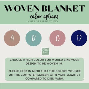 K&ouml;nnte beinhalten: Das Bild zeigt Farboptionen f&uuml;r eine gewebte Decke. Der Text lautet "WOVEN BLANKET color options" und "Nine Lives Print Studio". Vier Farbauswahlen werden angezeigt: A (Braun), B (T&uuml;rkis), C (Rosa) und D (Marineblau).