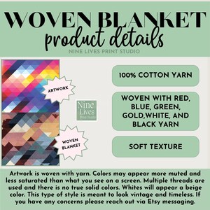 K&ouml;nnte beinhalten: Produktdetails f&uuml;r eine gewebte Decke, mit dem Text "WOVEN BLANKET product details" und "Nine Lives Print Studio". Die Decke besteht aus 100% Baumwollgarn und ist mit rotem, blauem, gr&uuml;nem, goldenem, wei&szlig;em und schwarzem Garn gewebt. Sie hat eine weiche Textur.