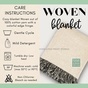 K&ouml;nnte beinhalten: Eine cremefarbene Webdecke mit einem schwarz-wei&szlig;en Fransenbesatz. Die Decke besteht aus 100 % Baumwollgarn. Pflegehinweise sind enthalten, wie Schonwaschgang und Trocknen bei niedriger Temperatur.