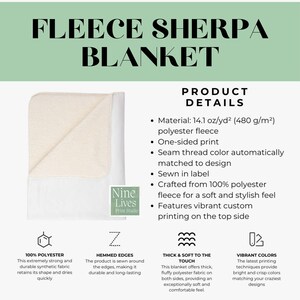 K&ouml;nnte beinhalten: Eine wei&szlig;e Fleece-Sherpa-Decke mit einer cremefarbenen oberen Schicht. Die Decke besteht aus 100 % Polyester und hat ges&auml;umte Kanten. Die Produktdetails umfassen einen einseitigen Druck und lebendige Farben. Der Text "FLEECE SHERPA BLANKET" steht oben.