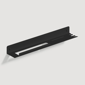Pode incluir: Prateleira de metal preto com uma &uacute;nica fenda para armazenamento. A prateleira &eacute; montada em uma parede e tem um leve &acirc;ngulo.