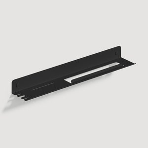 Pode incluir: Prateleira de parede de metal preto com uma pequena prateleira e uma ranhura para guardar objetos. A prateleira tem uma s&eacute;rie de furos na lateral para montagem.
