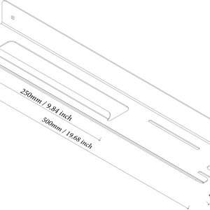 Pode incluir: Uma prateleira de metal branco com medidas em polegadas e mil&iacute;metros. A prateleira tem 19,68 polegadas de comprimento e 1,77 polegadas de altura. Tem um pequeno recorte retangular e v&aacute;rios orif&iacute;cios redondos.