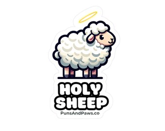Könnte beinhalten: Ein weißes Cartoon-Schaf mit einem Heiligenschein über seinem Kopf. Das Schaf steht auf einem weißen Hintergrund mit dem Text "HOLY SHEEP" und "PunsAndPaws.co" darunter.