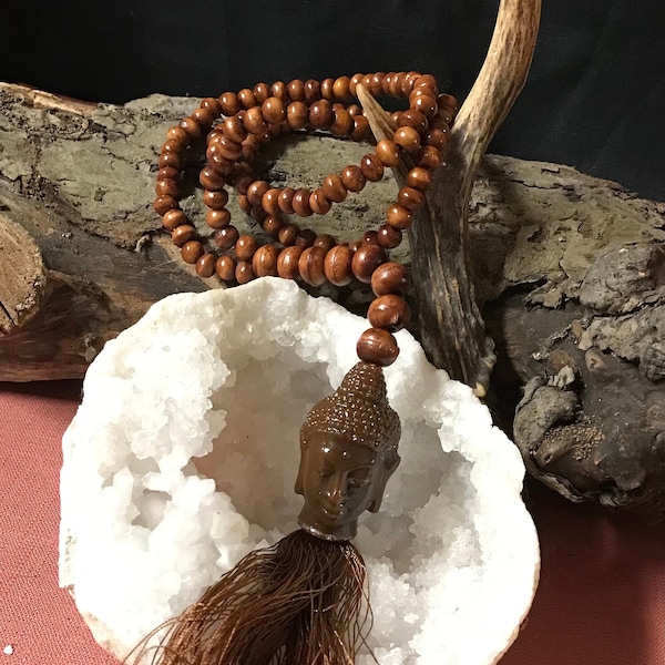 Collier long MALA BOUDDHA marron en perles de bois légères et visage bouddha, sautoir MALA en bois, artisanat du Népal