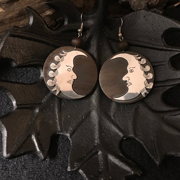 Très élégantes boucles d’oreilles artisanales rondes en manguier foncé avec demi-miroir lune gravée, boucles d’oreilles originales «lune»