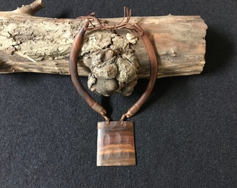 Collier ras de cou artisanal en bois avec pendentif carré ciselé, ras de cou en bois avec fermoir à glissière en coton marron