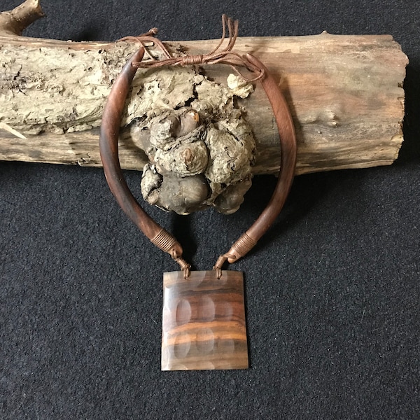 Collier ras de cou artisanal en bois avec pendentif carré ciselé, ras de cou en bois avec fermoir à glissière en coton marron