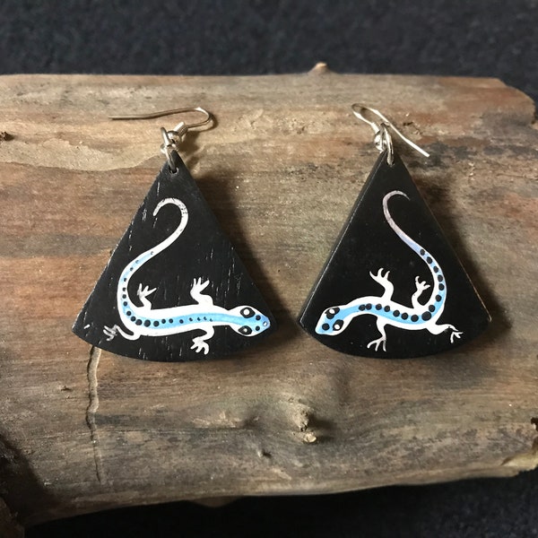 Boucles d’oreilles en bois noir avec pendentif triangle dessiné d’un gecko bleu et blanc, boucles d’oreilles ethnique originales en bois