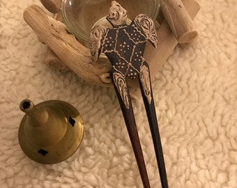 Double hair stick, bun stick in natural mango wood with a turtle sculpture topped with decorative resin