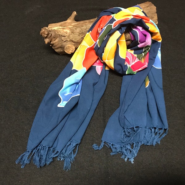Echarpe longue et large en coton fleuri sur fond bleu-jeans, foulard large en coton fleuri, cheiche en coton soyeux fleurie et bleue