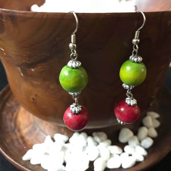 Boucles d’oreilles gouttes pendantes en perles de bois vieux-rose et vert-pomme, boucles d’oreilles fermoir crochet, artisanat Indonésie