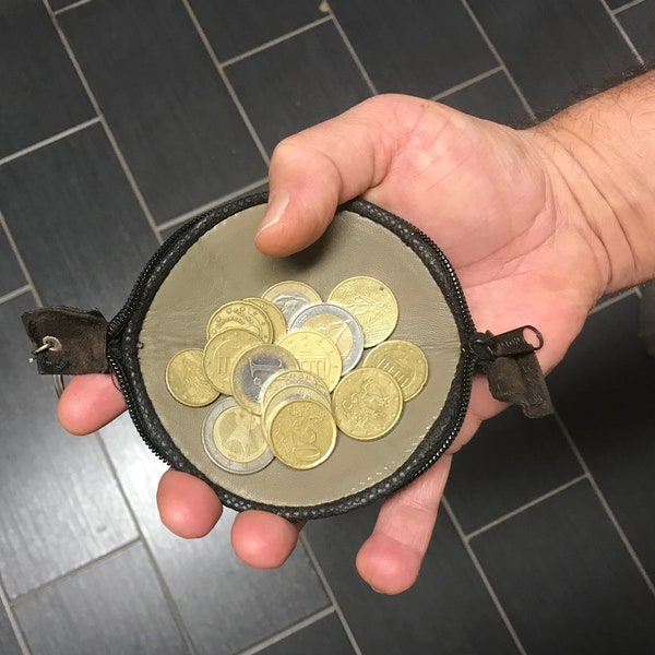 Porte monnaie artisanal rond en cuir noir et coins gris, bourse en cuir originale et pratique qui s’ouvre complètement, bourse fait mains