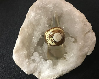 Très belle bague artisanale en noix de coco polie avec une salamandre peinte et sertie d’un œil de sainte Lucie, bague originale en bois