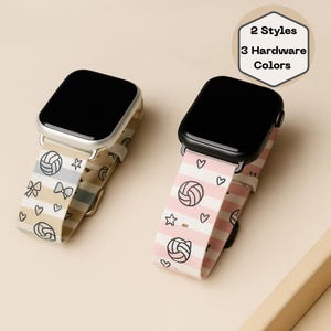 Puede incluir: Dos smartwatches con correas estampadas. Una correa presenta balones de voleibol, lazos y corazones sobre un fondo beige. La otra correa tiene balones de voleibol, corazones y estrellas sobre un fondo a rayas rosas y blancas. La imagen incluye el texto "2 Styles 3 Hardware Colors."