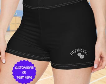 Op de afbeelding: Zwarte sportshort met witte contraststiksels langs de tailleband en beenopeningen. Rechtsonder staat de witte tekst BRONCOS gebogen boven twee kleine volleybalafbeeldingen. Een paarse stervormige afbeelding bevat de tekst CUSTOM NAME OR TEAM NAME.