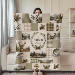 K&ouml;nnte beinhalten: Eine rechteckige Wohndecke im Patchwork-Design mit Naturmotiven wie einem Hirsch, Enten, einer Angelrute, einer Laterne, Tannenzapfen und einer H&uuml;tte. Das mittlere Feld zeigt einen Lorbeerkranz mit dem Schriftzug Hudson James.