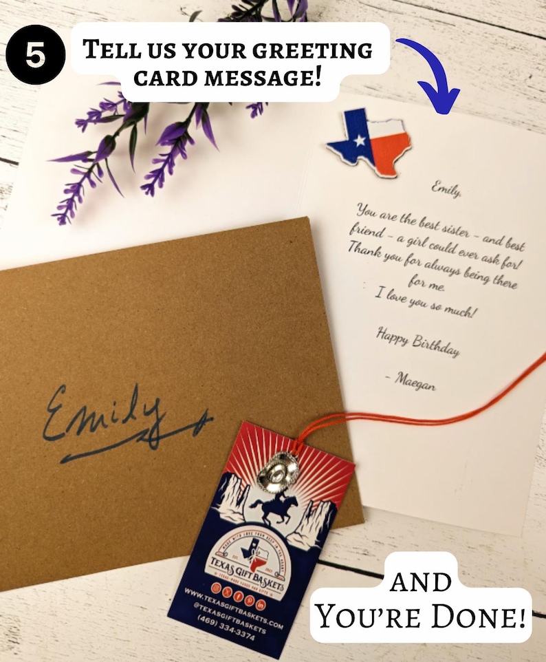 Op de afbeelding: Een witte kaart met een handgeschreven bericht dat luidt: "You are the best sister - and best friend - a girl could ever ask for! Thank you for always being there for me. I love you so much! Happy Birthday - Maegan". De kaart is versierd met een kleine sticker van de vlag van Texas en een rood-wit-blauw label met een cowboy op een paard.