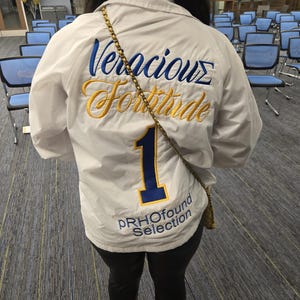 Chaqueta personalizada con bordado completo Sigma Gamma Rho (espalda)