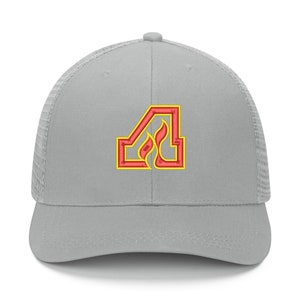 Może przedstawiać: Jasnoszara czapka typu trucker z siatkowym tyłem i zakrzywionym daszkiem. Z przodu haftowana czerwona cyfra 4 z motywem płomienia, obramowana na żółto. Casualowy dodatek.