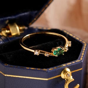 Pierścionek ze złota 14k ze szmaragdem w stylu vintage: filigranowa biżuteria w stylu art déco