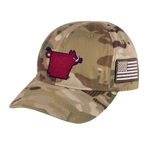 Puede incluir: Gorra de béisbol de camuflaje con un logotipo de Razorback rojo bordado en la parte delantera y un parche de la bandera estadounidense en el lateral. La gorra tiene una visera curva y una correa ajustable.