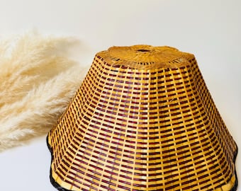 Pantalla de lámpara vintage de ratán tejido con borde festoneado