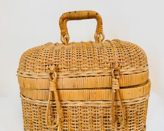 取り外し可能な蓋とハンドル付きのヴィンテージ編み籐バスケット