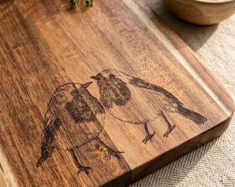 Graverad Charkuteribräda i akaciaträ från Love Birds | Köksinredning i Cottagecore