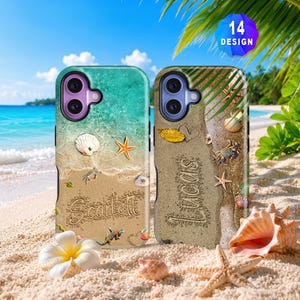 Puede incluir: Dos fundas de teléfono rectangulares con diseños de playa. La funda izquierda muestra una orilla con el nombre Scarlett escrito en la arena, una estrella de mar y una concha. La derecha muestra una playa con el nombre Lucas, un cangrejo y una hoja.