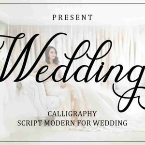 Puede incluir: Un gráfico digital con el texto PRESENT, Wedding, CALLIGRAPHY y SCRIPT MODERN FOR WEDDING en fuente negra. El fondo muestra a una persona con un vestido de encaje blanco sentada en un sofá blanco dentro de una habitación luminosa.