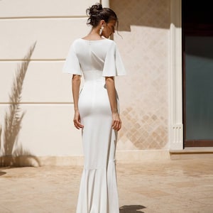 Atemberaubendes bodenlanges weißes Kleid mit Rüschen. Weißes Rüschenkleid mit Seitenschlitz. Weißes Event-Damenkleid. Brautjungfernkleid. Hochzeitsgastkleid Bild 3