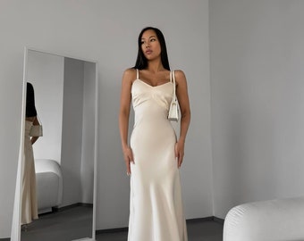 Ivory Seidenkleid mit V-Ausschnitt Maxi-Länge. Satin Slip Dress in A-Linie. Ärmelloses Seidenkleid für Anlässe. Strappy weiße Seidenfrauen kleiden